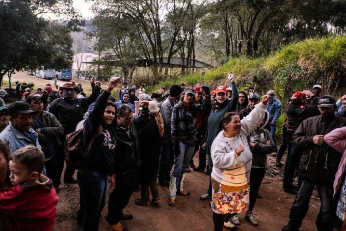 Sem-terra ocupam Fazenda Esmeralda, de um «amigo» de Temer (interior de São Paulo, 25 de Julho)