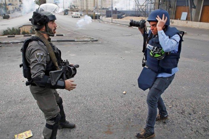 O número de agressões a jornalistas palestinianos aumentou em 2017; Dezembro foi o mês com o maior número de casos registados