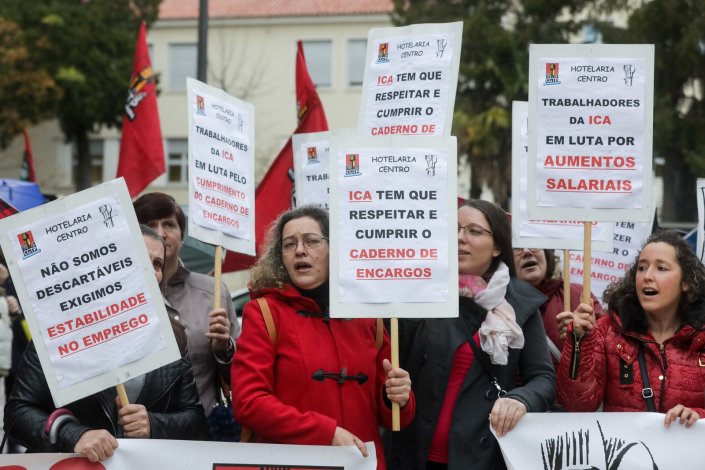 Trabalhadoras das cantinas escolares da região Centro durante a manifestação desta manhã, em Coimbra