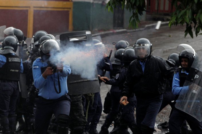 A Polícia hondurenha reprimiu de forma violenta as manifestações de protesto contra a reeleição de Juan Orlando Hernández