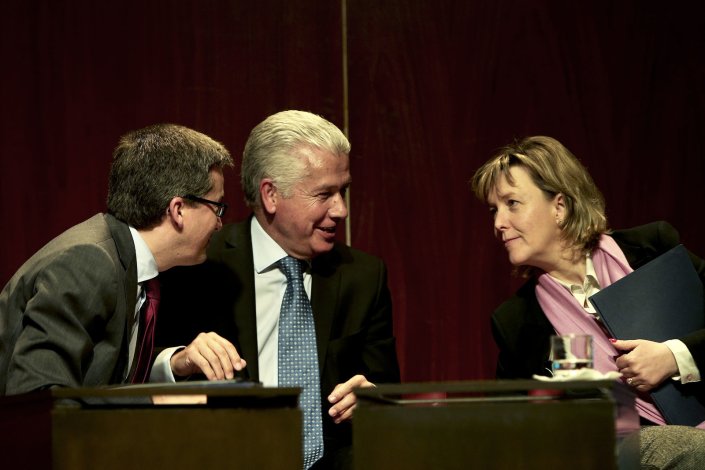 António Saraiva (centro), acompanhado da ex-ministra das Finanças Maria Luís Albuquerque (PSD). Rui Rio afirmou que faria «igual ou pior» no lugar de Albuquerque, durante a campanha interna do PSD