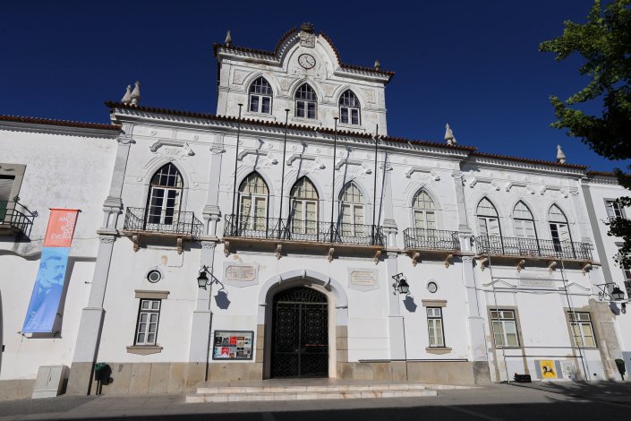 Fachada do edifício da Câmara Municipal de Évora