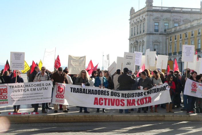 Trabalhadores dos organismos e serviços do Ministério da Justiça em concentração de protesto no Terreiro do Paço, em Lisboa. 19 de Janeiro de 2018
