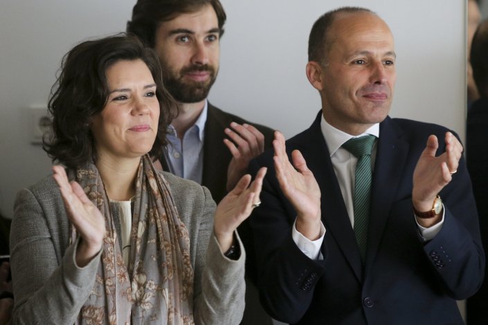 A presidente do CDS-PP, Assunção Cristas, acompanhada pelo deputado e ex-ministro da Segurança Social, Pedro Mota Soares, durante uma visita à creche de Bicesse, Cascais. 19 de Abril de 2016