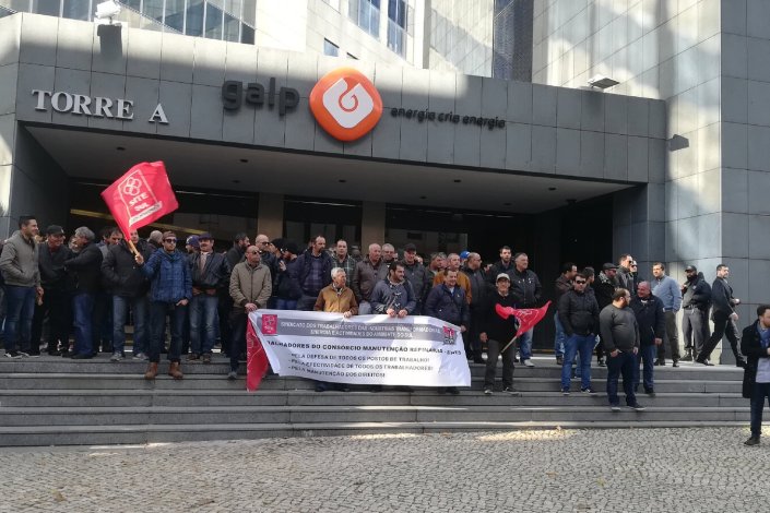 Os trabalhadores do consórcio de manutenção da refinaria de Sines estiveram concentrados esta manhã em Lisboa, pelas 11h, junto à sede da Galp