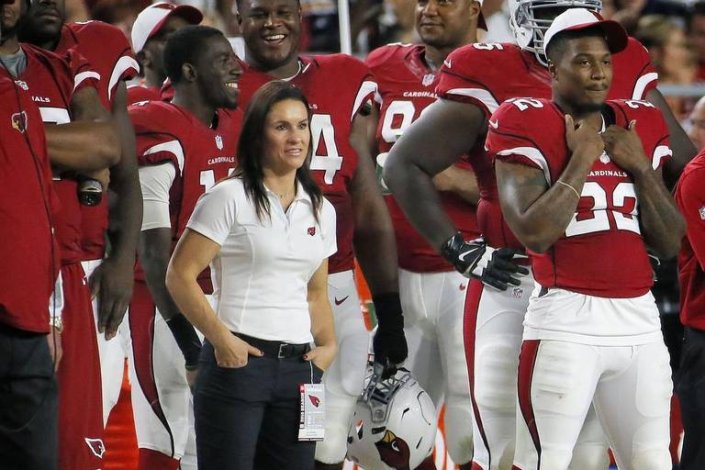 Jennifer Welter tornou-se a primeira treinadora na National Football League (NFL) americana, na equipa Arizona Cardinals, em 2015.