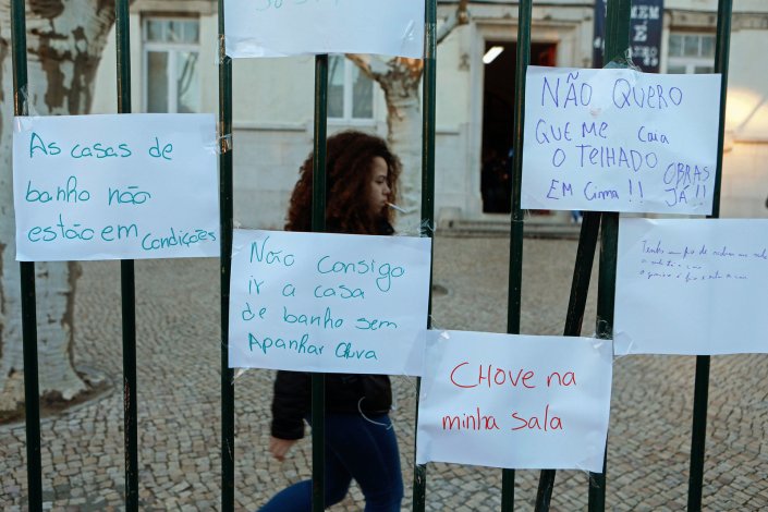 Papéis com palavras de protesto colados na grade da Escola Secundária Camões, sob o mote «Fartos de Blá Blá! Obras Já!»