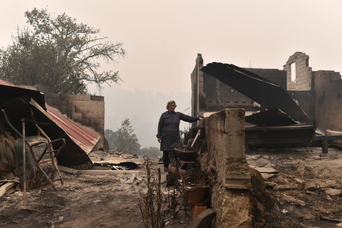 Uma habitante da aldeia de Vila Nova de Ventosa vê os estragos causados pelo incendio que passou pela aldeia e que destruiu várias habitaçãoes, em Vouzela, 16 de Outubro de 2017. 