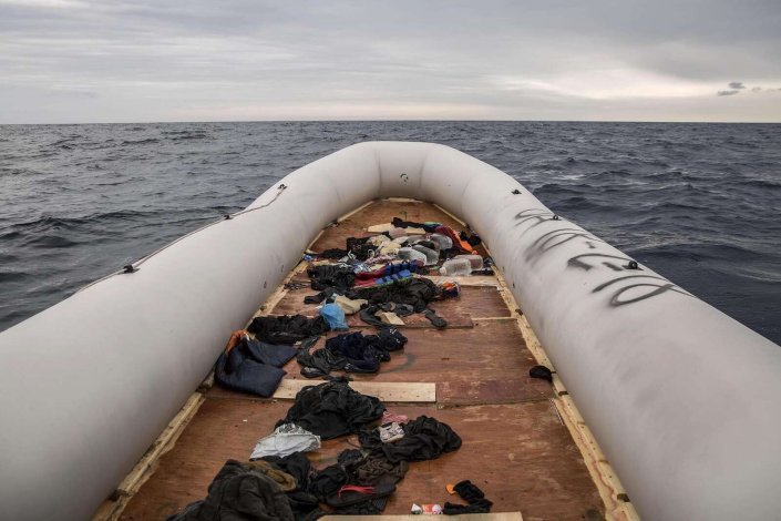 Os pertences pessoais dos migrantes e refugiados num barco de borracha a 60 milhas a norte de Al-Khums, na Líbia, depois de serem resgatados por trabalhadores da ONG espanhola Proactiva Open Arms. Deixaram a Líbia tentando chegar ao solo europeu. 20 de Fevereiro de 2018, Mar Mediterrâneo.
