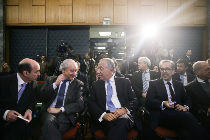 O Presidente da República, Marcelo Rebelo de Sousa, acompanhado pelo presidente do PSD, Rui Rio, e pelos deputados no Parlamento Europeu, Paulo Rangel e Carlos Coelho, durante a apresentação de um livro, no salão nobre da reitoria da Universidade de Lisboa, em Lisboa. 26 de Fevereiro de 2018.
