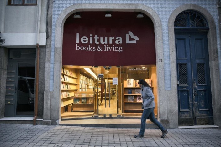 A livraria Leitura Books & Living (antiga Livraria Leitura) encerrou as suas portas no dia 27 de Janeiro de 2018. Fachada da livraria na Rua José Falcão, no Porto.