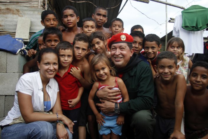 Chávez e crianças, 17/06/2012.