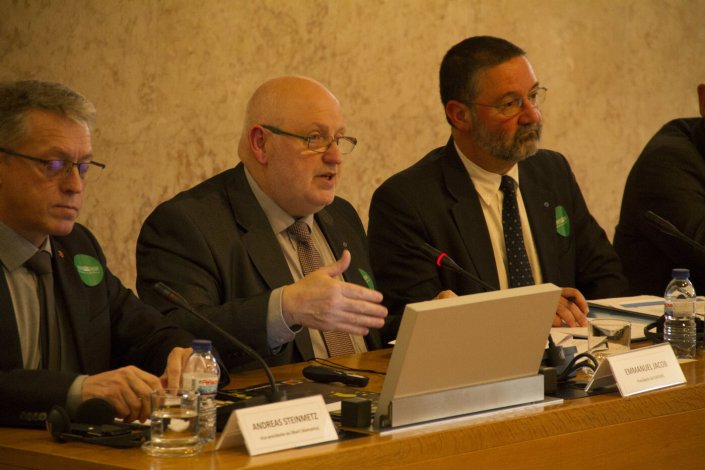 Emmanuel Jacob (ao centro) esteve em Portugal para participar num debate sobre associativismo e sindicalismo militar na Europa, cujo panorama traçou numa conversa com o 'AbrilAbril'