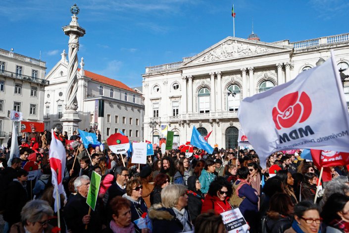 Participantes no final da manifestação nacional de mulheres, promovida sob o lema «Igualdade e justiça social, no presente, com futuro!»