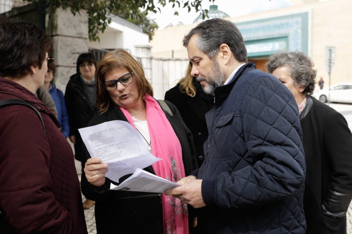 O secretário-geral da Fenprof, Mário Nogueira, na conferência de imprensa realizada junto à Escola Básica Marquesa de Alorna