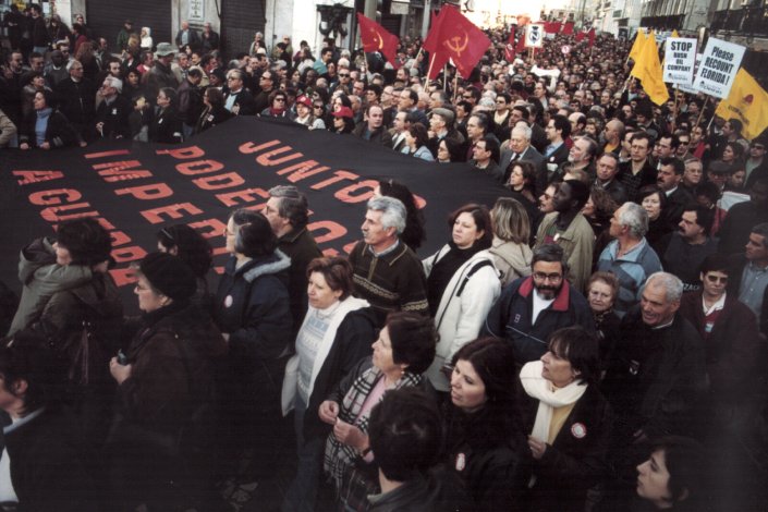 Manifestação contra a guerra do Iraque, que viria a desencadear-se pouco mais de um mês depois, em Lisboa, com a presença, ao centro, de Carlos Carvalhas e Mário Soares. 15 de Fevereiro de 2003