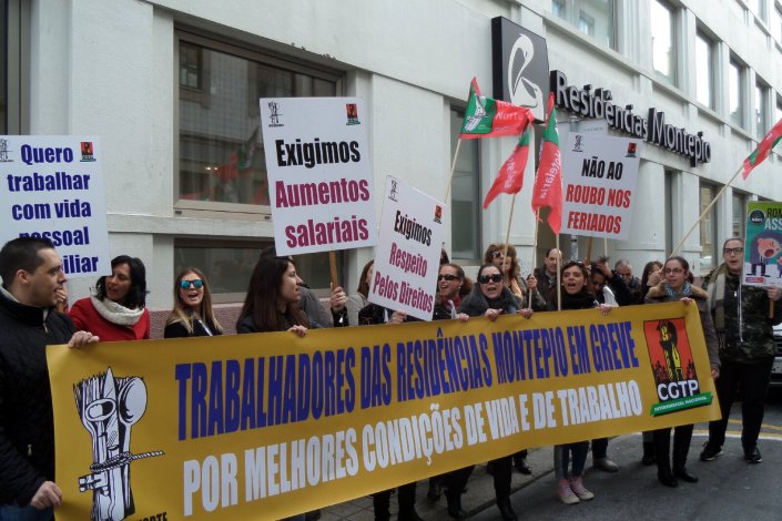 Concentração à porta da residência do Porto, onde trabalhadores rejeitaram salários baixos e elevados ritmos de trabalho