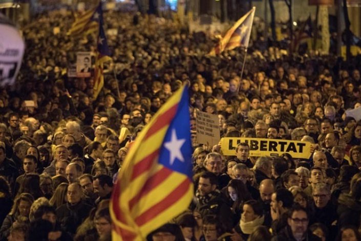 Milhares de catalães protestam contra a detenção de líderes da Catalunha alegadamente envolvidos no «procés» de independência. Após o despacho do Supremo Tribunal de Espanha para processar 13 líderes políticos, milhares de catalães mobilizaram-se contra a medida. 23 de Março de 2018, Barcelona
