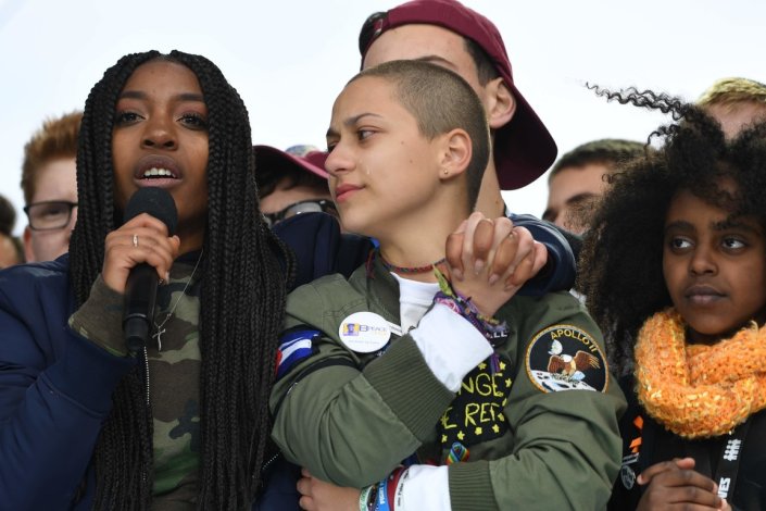 Emma González, da Escola Secundária Marjory Stoneman Douglas, Parkland, Florida, que teve um dos mais impressivos discursos na Marcha pelas Nossas Vidas, Washington D.C., 24 de Março de 2018.