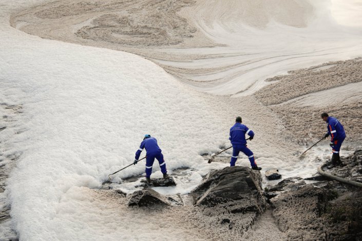Remoção de espuma do rio Tejo junto ao açude de Abrantes, em Janeiro de 2018. As descargas poluentes industriais em Vila Velha de Rodão foram investigadas como crime ambiental
