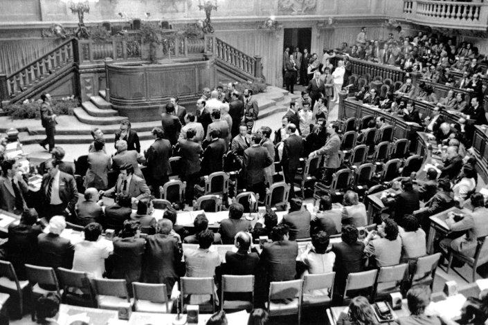 Início da última sessão da Assembléia Constituinte, Lisboa, em 2 de Abril de 1976. Eleita em 25 de abril de 1975 para aprovar a Constituição saída da Revolução Portuguesa de 25 abril de 1974, foi dissolvida com a aprovação da Constituição da República Portuguesa Portuguêsa.