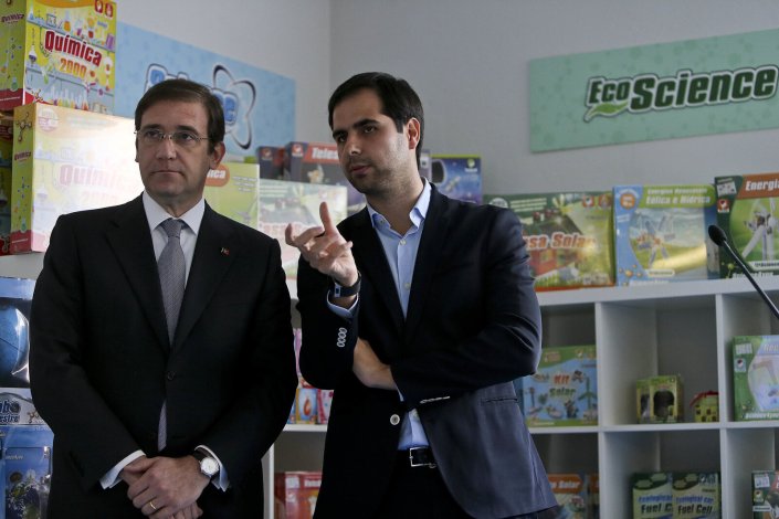 Miguel Pina Martins, dono da Science4you, durante a visita de Passos Coelho à empresa