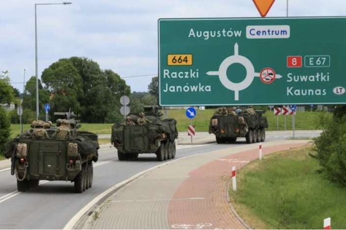 Comboio militar da NATO circulando em estradas polacas.