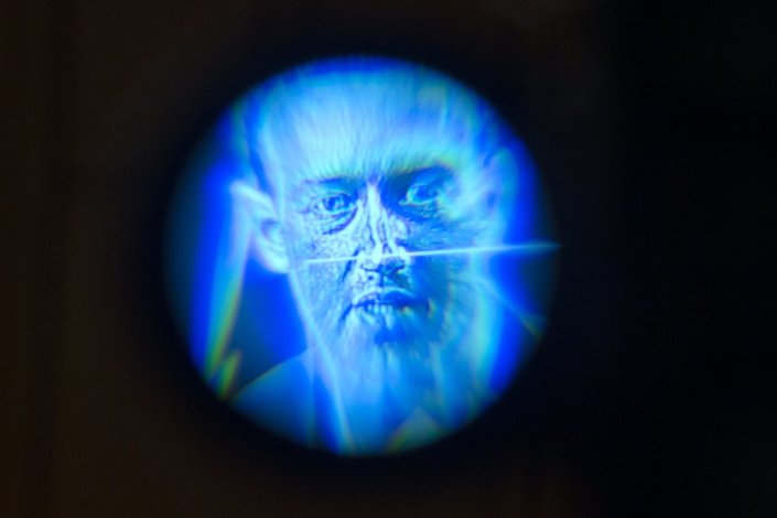 Mark Zuckerberg é filmado por uma câmara de televisão durante o seu depoimento no Congresso norte-americano, em Washington, D.C., sobre a utilização de dados pessoais dos utilizadores do Facebook a terceiros, nomeadamente à Cambridge Analytica. 10 de Abril de 2018