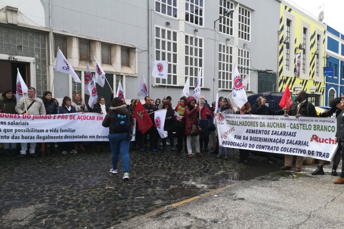 Concentração de trabalhadores da Auchan junto à sede
