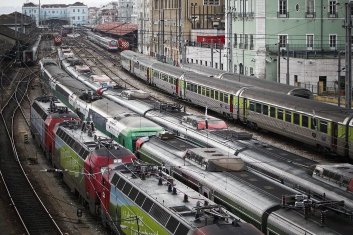 Comboios parados na estação de Santa Apolónia