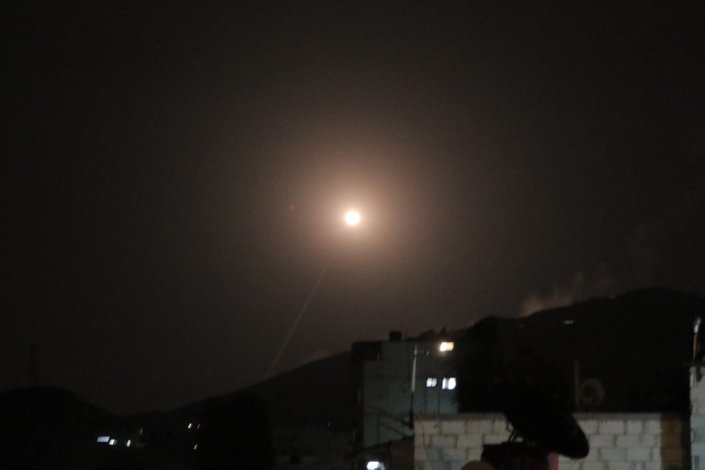 Um míssil das defesas aéreas da Força Aérea Síria procura interceptar um míssil no céu de Damasco, durante ataques conduzidos por uma coligação formada pelos Estados Unidos, Grã-Bretanha e França. Damasco, Síria, 14 de Abril de 2018.