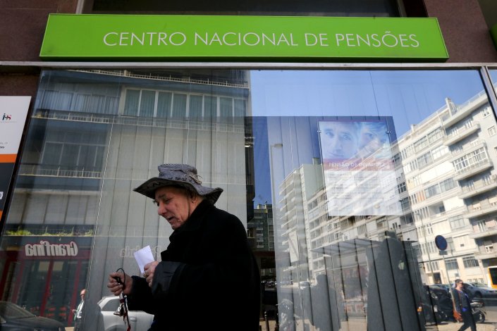 Uma pessoa aguarda para ser atendida no Centro Nacional de Pensões, no Campo Grande, em Lisboa, 12 de Março de 2014