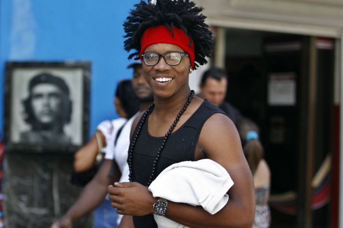 Um jovem cubano caminha ao lado de uma imagem do guerrilheiro cubano-argentino Ernesto 'Che' Guevara poucos dias antes das eleições parlamentares para a mudança de presidente em Havana, Cuba, 17 de abril de 2018.