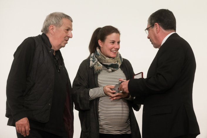 A fotojornalista Patrícia de Melo Moreira recebeu o prémio das mãos do presidente da Câmara de Coimbra. A cidade foi, pela pela primeira vez, anfitriã deste festival de fotojornalismo