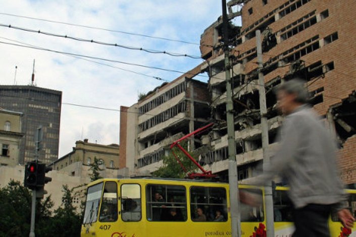 O edifÃ­cio do Quartel-General do ExÃ©rcito da JugoslÃ¡via nÃ£o foi reconstruÃ­do depois de ser danificado por mÃ­sseis de cruzeiro em Abril de 1999, durante o bombardeio da NATO