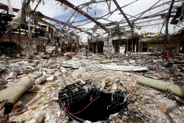 Destroços de um edifício bombardeado pelos sauditas na capital do Iémen, Saná, em Outubro de 2016. Estima-se que 140 pessoas tenham morrido e perto de 600 tenham ficado feridas