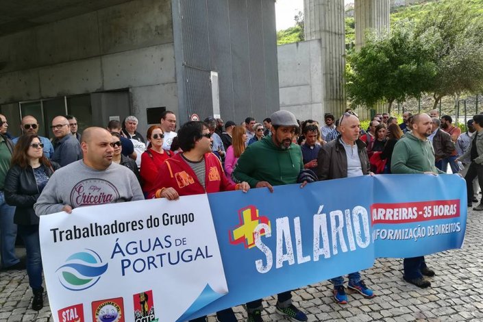 Concentração com dezenas de trabalhadores junto à ETAR de Alcântara
