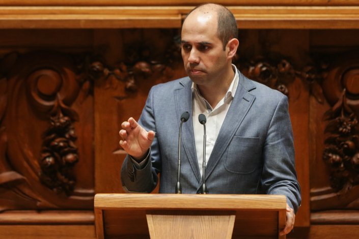 O deputado do BE Pedro Filipe Soares intervém durante a sessão plenária, na Assembleia da República, em Lisboa. 24 de Abril de 2018