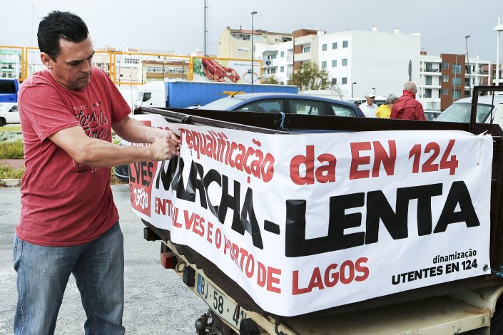 Marcha lenta pela requalificação da EN 124, promovida pelo Movimento de Utentes da EN 124, pela requalificação e conservação do troço entre Silves e Porto de Lagos, Silves. 26 de Março de 2016