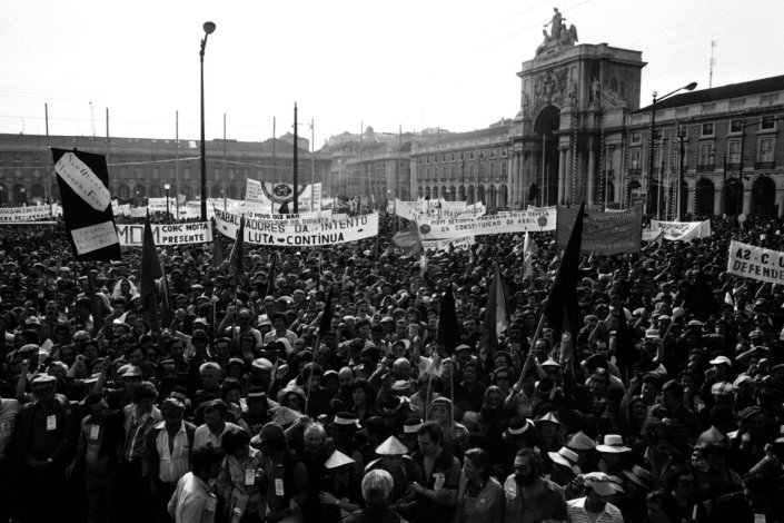 A luta dos trabalhadores e do povo contra a contra-revolução legislativa foi uma constante dos anos que se seguiram ao 25 de Novembro de 1975. Concentração contra o Governo de Sá Carneiro no Terreiro do Paço, Lisboa,19 de Abril de 1980.