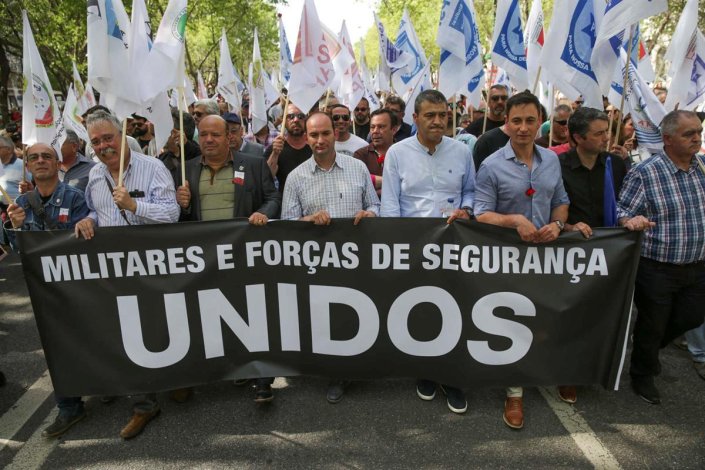 As associaÃ§Ãµes sindicais e sÃ³cio-profissionais das forÃ§as de seguranÃ§a e dos militares das ForÃ§as Armadas participaram conjuntamente nas comemoraÃ§Ãµes populares do 25 de Abril, pela contagem integral do tempo de serviÃ§o para efeitos de progressÃ£o nas carreiras, na Avenida da Liberdade, em Lisboa. 25 de Abril de 2018