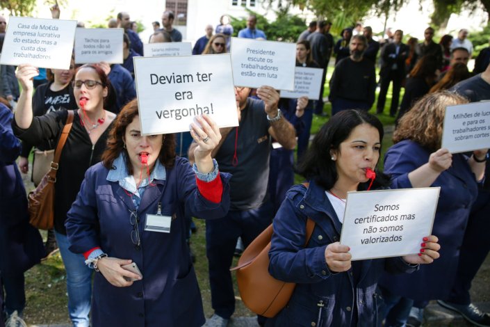 Os trabalhadores manifestaram-se em frente à sede da empresa para marcar o inicio da greve