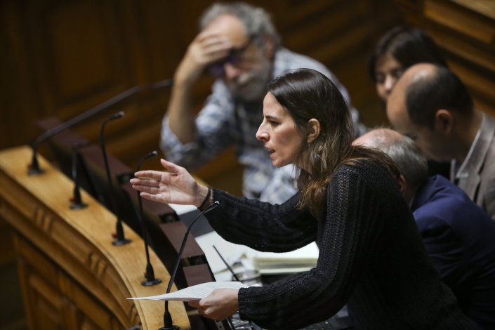 Deputada Diana Ferreira intervém no plenário
