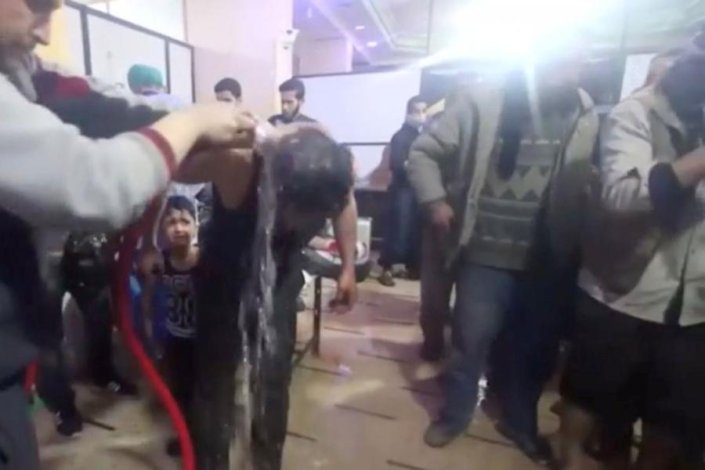 Imagem do vídeo filmado pelos chamados Capacetes Brancos no Hospital de Douma, exposto como uma «encenação» por alguns trabalhadores do centro hospitalar e «vítimas» de um alegado ataque químico