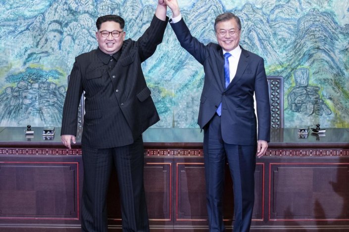 Os lÃ­deres da RepÃºblica DemocrÃ¡tica Popular da Coreia (RPDC) e da RepÃºblica da Coreia (RC), Kim Jung-un e Moon Jae-in, festejam as histÃ³ricas decisÃµes da cimeira realizada na Casa da Paz, em Panmunjom, a 27 de Abril de 2018. Da cimeira resultou a Â«DeclaraÃ§Ã£o de Panmunjom pela paz, prosperidade e reunificaÃ§Ã£o da penÃ­nsula coreanaÂ». 