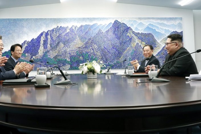 Os presidentes Moon Jae-in (RC) e Kim Jong Un (RDPC) na cimeira inter-coreana realizada na Casa da Paz, em Panjunmon (RC), de onde saíu a «Declaração de Panmunjom pela paz, prosperidade e reunificação da península coreana». Panjunmon, 27 de Abril de 2018.