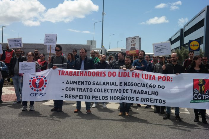 Mais de 100 trabalhadores estiveram concentrados esta manhã, junto à sede, no Linhó (Sintra)