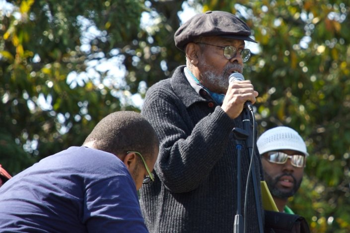 Amiri Baraka dirige-se ao público Festival Malcom X, em San Antonio Park, Oakland, California, em 19 de Maio de 2007. Nascido Everett LeRoi Jones (1934-2017),foi influenciado pela beat generation e distinguiu-se na poesia, drama, ficção, ensaística e crítica musical. Homem do Jazz, precursor do rap, foi uma figura central da música negra e do movimento cultural e revolucionário americano. 