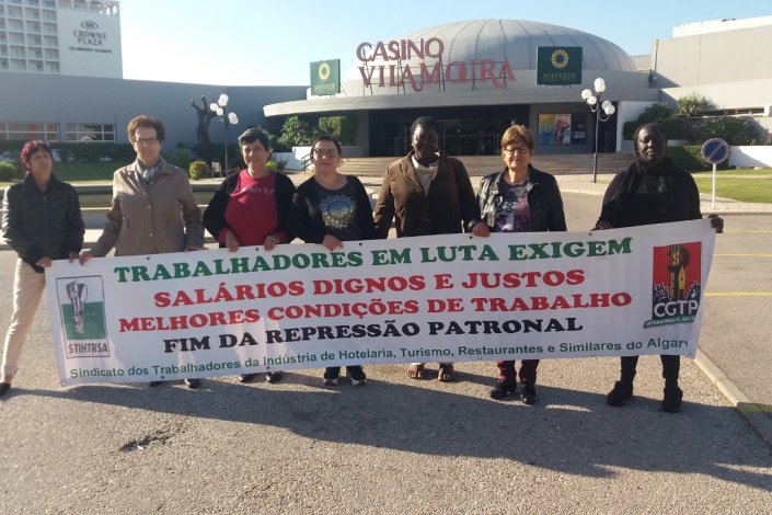 Trabalhadoras concentradas à entrada do Casino de Vilamoura, durante o período de greve