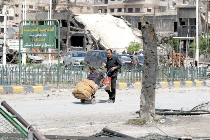 Os habitantes de Douma, nos arredores de Damasco, retomam a sua vida, após a libertação da cidade dos grupos terroristas que a ocupavam, na Síria. 20 de Abril de 2018